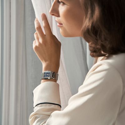 Die Twenty~4 von @patekphilippe  ist mehr als eine Uhr – sie ist ein stilvolles Statement moderner Weiblichkeit. Inspiriert vom glamourösen Art-Déco-Design verbindet sie klassische Schönheit mit luxuriösen Details 💎
Das strahlende blaue Sunburst-Zifferblatt trifft auf funkelnde Diamanten und roségoldene Akzente – eine perfekte Kombination aus Stärke, Eleganz und femininer Raffinesse. Das geschmeidige Armband schmiegt sich wie ein Schmuckstück ans Handgelenk und macht die Twenty~4 zum perfekten Begleiter – Tag und Nacht. ✨
#PatekTime #PatekPhilippe #Twenty4 #JuwelierGadebusch #köln