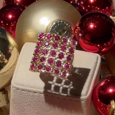 Lassen Sie sich verzaubern✨
Hier funkelt der Ring aus der @grimaldofirenze  Palazzo Kollektion mit edlen Rubinen – perfekt, um Ihnen selbst oder einem lieben Menschen eine Freude zu machen. 🎁💍
Ein besonderes Geschenk für strahlende Momente in der Weihnachtszeit! 🎄🧡
#GrimaldoFirenze #PalazzoKollektion #CordaKollektion #Geschenkidee #JuwelierGadebusch