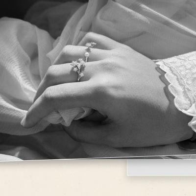 Manchmal sind es die leisen Details, die Sie zum Strahlen bringen. ✨
Der von Charlotte Lynggaard entworfenen Ringe aus der Shooting Stars Kollektion der dänischen Manufaktur @OleLynggaardCopenhagen in 18KT. Gelbgold verzaubert mit funkelnden Diamanten im Brillantschliff, die wie kleine Sterne über der Oberfläche schweben und das Licht aus jeder Facette einfangen.
Wählen Sie zwischen der puristischen Variante mit 30 Diamanten oder der poetischen Komposition mit 18 Diamanten und einer schimmernden Süßwasserperle.
Fein oval geformt, von Hand poliert – für Frauen, die Eleganz mit einer besonderen Note tragen.
#OleLynggaardCopenhagen #ShootingStarsCollection #JuwelierGadebusch #köln