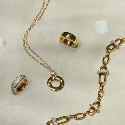 Sonne auf der Haut, Gold im Licht und den Strand als Kulisse. ☀️✨
Die Iconica Kollektion von @pomellato vereint mailändische Handwerkskunst mit moderner Eleganz. Skulpturale Formen, zeitlose Schönheit und Schmuck, der jeden Sommermoment noch strahlender macht. Ob am Strand, beim Sundowner oder zu besonderen Anlässen: Die Iconica Schmuckstücke sind Begleiter für jeden Augenblick. #Pomellato #JuwelierGadebusch #Köln