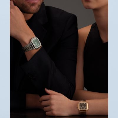 ✨ Moderner Chic ohne Grenzen ✨
Mit den Cubitus Modellen verleiht @patekphilippe  lässiger Eleganz eine zeitgemäße, selbstbewusste Form – geschaffen für Damen und Herren, die Design und Substanz gleichermaßen schätzen.
Ob in kühlem Edelstahl mit olivgrünem Sonnenschliff-Zifferblatt oder in warmem Roségold mit elegantem Braunton: Das markante, eckige Gehäuse mit abgerundeten Kanten wirkt überraschend schlank und harmonisch am Handgelenk. Die horizontale Reliefprägung auf Zifferblatt und Rotor sorgt für einen starken Wiedererkennungswert.
Klar im Design. Stark im Ausdruck. Eine Uhr für alle, die zeitlose Moderne leben.
#PatekPhilippe #PatekTime #Cubitus #JuwelierGadebusch #köln