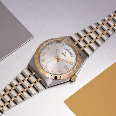 Mit integriertem Armband, charakteristischer gekerbter Lünette und automatischem Uhrwerk ist die @tudorwatch  Royal der Inbegriff von sportlicher Eleganz. Fünfjahresgarantie. #TudorWatch #BornToDare #TudorBoutiqueKöln