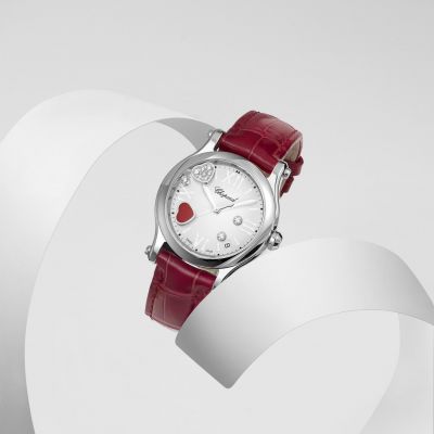 ❤️ Happy Hearts – wenn Diamanten tanzen und Herzen strahlen ❤️
Die Happy Hearts Uhr aus der Happy Sport Kollektion von @chopard  ist eine Liebeserklärung an feminine Stärke, Lebensfreude und Kreativität. Seit 1993 faszinieren die frei wirbelnden Diamanten, die zwischen zwei Saphirgläsern tanzen – verspielt, leicht und voller Magie. 💎
Das klare weiße Zifferblatt bildet die perfekte Bühne für die funkelnden Diamanten, während das rote Alligatorlederband einen ausdrucksstarken, eleganten Akzent setzt. Edelstahl verleiht der Uhr moderne Frische – ein stilvoller Begleiter für jeden Tag.
#Chopard #HappySport #HappyHearts #JuwelierGadebusch #köln