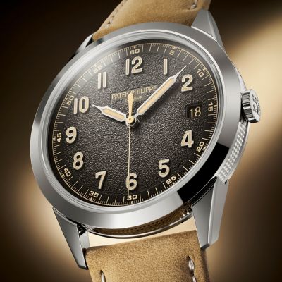 Die @patekphilippe  Calatrava verbindet zeitlose Eleganz mit charakterstarker Gestaltung.
Das anthrazitfarbene Zifferblatt mit schwarzem Farbverlauf und körniger Textur erinnert an klassische Kameragehäuse, ein außergewöhnliches Detail, das dieser Calatrava ihren ganz eigenen Charakter verleiht. 
Der Gehäusering greift das ikonische Clous-de-Paris-Muster auf und unterstreicht die unverwechselbare Designsprache der Manufaktur. Dahinter arbeitet ein Automatikwerk mit Sekundenstopp – präzise, zuverlässig und ganz im Zeichen traditioneller Schweizer Uhrmacherkunst. #PatekPhilippe #PatekTime #Calatrava #JuwelierGadebusch #Köln