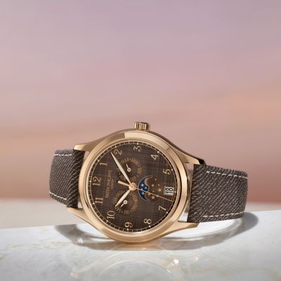 Roségold, kastanienbraunes „Shantung“-Zifferblatt und eine der elegantesten Komplikationen der Haute Horlogerie: Die @patekphilippe  Jahreskalender Mondphase 4946R-001 vereint zeitloses Design mit technischer Raffinesse.
Das Automatik-Kaliber 26-330 S QA LU mit patentiertem Jahreskalender und Mondphasenanzeige steht für höchste Uhrmacherkunst. Ein Kalbslederarmband mit Denim-Struktur und der Saphirglasboden runden den außergewöhnlichen Zeitmesser stilvoll ab.
Welche Details begeistern Sie an dieser Referenz am meisten?
#PatekPhilippe #PatekTime #Complications #JuwelierGadebusch #köln