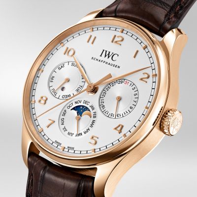 Uhrmacherkunst in ihrer elegantesten Form. ✨
Die IWC Portugieser Perpetual Calendar 42 (Ref. IW344202) überzeugt mit einem 18 Kt. Rotgoldgehäuse, argentéfarbenem Zifferblatt und braunem Alligatorlederarmband von Santoni.
Der von Kurt Klaus entwickelte ewige Kalender zeigt Datum, Monat, Wochentag, Mondphase und Schaltjahr an und wird bequem über die Krone eingestellt. Im Inneren arbeitet erstmals ein ewiger Kalender mit dem IWC-Manufakturkaliber 82650, Automatikaufzug und 60 Stunden Gangreserve.
Eine klassische Portugieser mit zeitloser Ausstrahlung.⌚
@iwcwatches  @iwcwatches_ger 
#IWCSchaffhausen #Portugieser #JuwelierGadebusch #Köln