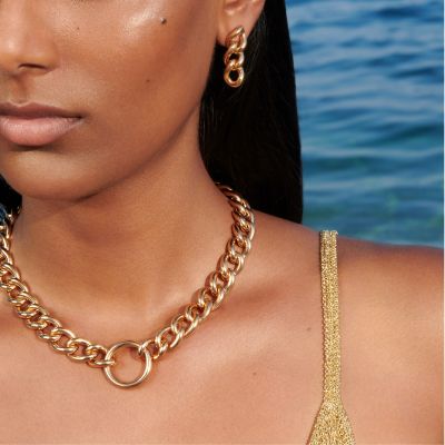 ✨ Zeitlose Eleganz, modern interpretiert ✨
Die Catene-Ohrringe und -Halskette aus 18K Roségold von @pomellato  feiern die klassische Kette auf ganz neue Weise. Mit den unverwechselbaren Pomellato-Kettengliedern sind sie dezent, vielseitig und perfekt für jeden Tag – ein Hauch von Luxus, der immer passt. 💛
#Pomellato #CateneKollektion #JuwelierGadebusch #köln