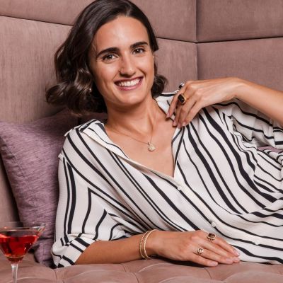 ✨ Farben, die strahlen – Styles, die bleiben. ✨
Unser Model zeigt, wie vielseitig die Schmuckstücke aus unseren Gadebusch Juwelen Kollektionen sind: Die lebendigen Colours harmonieren perfekt mit den Kölner Flammen und lassen sich mühelos mit unserer Infinity Kollektion kombinieren. 💫
Ob elegant, verspielt oder modern – kombinieren Sie nach Lust, Laune und Anlass und kreieren Sie Ihren ganz persönlichen Look. Unsere Pieces verleihen jedem Outfit das gewisse Etwas und sind der perfekte Begleiter, um Ihren Style z. B. beim After-Work-Treffen stilvoll abzurunden. 🥂
#GadebuschJuwelen #TraditionellAnders #JuwelierGadebusch #köln