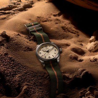 Eine TUDOR Ranger mit Edelstahl- oder Textilband? Sie haben die Wahl. Passen Sie Ihr Armband mit der „T-fit“-Schließe präzise und unmittelbar an oder bestaunen Sie das dreifarbige Jacquardtextilband in Erdtönen. #TudorWatch #BornToDare