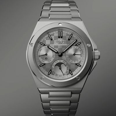 Zwei Ikonen der Uhrmacherkunst. Eine außergewöhnliche Uhr.
Mit der Ingenieur Perpetual Calendar 41 Ref.: IW344904 vereint IWC Schaffhausen erstmals das legendäre, von Gérald Genta inspirierte Ingenieur-Design mit dem von Kurt Klaus entwickelten ewigen Kalender – und setzt damit einen neuen Meilenstein in der Kollektion.
Gefertigt aus leichtem und zugleich äußerst robustem Grade-5-Titan, begeistert die Uhr mit fein abgestimmten satinierten, sandgestrahlten und polierten Oberflächen. Das markante graue Grid-Zifferblatt vereint technische Raffinesse und perfekte Ablesbarkeit.
Eine Uhr für Liebhaber außergewöhnlicher Technik und zeitlosen Designs.
@iwcwatches @iwcwatches_ger 
#IWCwatches #IWCingenieur #JuwelierGadebusch #köln