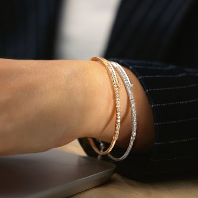 Das Besondere an UMARME MICH Power in diamonds von Wellendorff ist seine einzigartige Beweglichkeit.
Feinst gearbeitetes 18 Karat Gold entfaltet eine federnde Struktur –
elastisch, anschmiegsam, präzise ausbalanciert.
Es folgt jeder Ihrer Bewegungen mit müheloser Leichtigkeit.
Ein Tragegefühl, das nicht erklärt werden muss – sondern erlebt. 💎
Entdecken Sie die Einzigartigkeit federnden Goldes.
#Wellendorff #ChooseYourPower #finejewellery #JuwelierGadebusch #köln