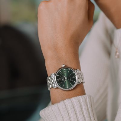 Zeitlose Eleganz in perfekter Größe ✨💚
Die IWC Portofino Automatic 37 (Ref. IW458602) überzeugt mit einem 37 mm Edelstahlgehäuse, einem edlen grünen Zifferblatt sowie rhodinierten Zeigern und Appliken. 12 Diamanten markieren stilvoll die Stunden und verleihen der Uhr eine feminine Raffinesse 💎
Im Inneren arbeitet das IWC-Manufakturkaliber 32111 mit Automatikaufzug und beeindruckenden 120 Stunden Gangreserve. Durch den Saphirglasboden zeigt sich das fein veredelte Werk mit vergoldetem Rotor und gebläuten Schrauben.⚙️
Abgerundet wird das Design durch ein fünfgliedriges Edelstahlarmband mit hohem Tragekomfort und praktischem Schnellwechselsystem – eine Portofino, die Eleganz und Alltagstauglichkeit perfekt vereint.⌚
@iwcwatches  @iwcwatches_ger 
#IWCSchaffhausen #Portofino #JuwelierGadebusch #Köln