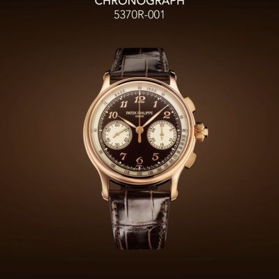 Ein Meisterwerk für Kenner: Die Referenz 5370 von @PatekPhilippe präsentiert sich erstmals in Roségold – mit braunem Grand-Feu-Email-Zifferblatt und feinen Details in Champlevé-Email auf 18 Karat Gold. Im Herzen schlägt das Kaliber CHR 29-535 PS – ein Schleppzeiger-Chronograph mit sieben Patenten und feinster Haute Horlogerie in ihrer reinsten Form. Vollendet mit einem glänzenden Alligatorlederarmband und einer innovativen Dreiblatt-Faltschließe.
Für alle, die Uhrmacherkunst nicht nur tragen, sondern verstehen.
#PatekPhilippe #PatekTime #GrandComplication #JuwelierGadebusch #köln