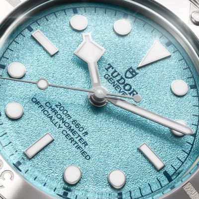 Mit ihrem perfekt proportionierten Gehäuse von 37mm und dem geschmeidigen fünfreihigen Armband ist die Black Bay 54 „Lagoon Blue“ die ideale Begleiterin für den Sommer – ihr Design erinnert dabei an Sonnenuntergänge, Sandstrände und Urlaub. #TudorWatch #BornToDare #JuwelierGadebusch #köln