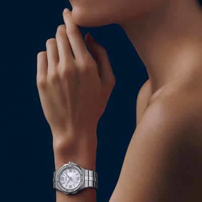 Sportliche Eleganz trifft auf alpine Inspiration. 🦅✨
Die @chopard  Alpine Eagle 36 vereint modernes Design, höchste Präzision und die kraftvolle Ästhetik der Alpen in einem außergewöhnlichen Zeitmesser.
Gefertigt aus exklusivem Edelstahl mit funkelndem Diamantbesatz und angetrieben von einem Chronometer-zertifizierten Uhrwerk, steht sie für Stil, Stärke und Vision. Das Zifferblatt aus weißem Perlmutt mit rhodinierten römischen Ziffern und Indexen, veredelt mit Super-LumiNova, sorgt für eine faszinierende Ausstrahlung bei Tag und Nacht. ✨⌚
#Chopard #AlpineEagle #JuwelierGadebusch #köln