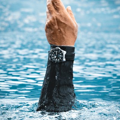 Für die Tiefe entwickelt, verfügt die Pelagos über ein 42-mm-Gehäuse in Titan und Edelstahl, das bis 500 m wasserdicht ist. 
@tudorwatch
#TudorWatch #BornToDare #Pelagos #TudorBoutiqueKöln