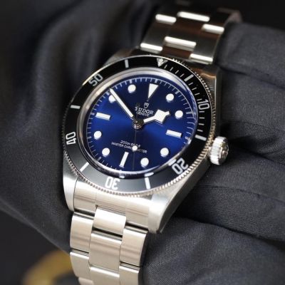 Hier die Antwort zum Uhren Rätsel:
Es handelt sich um die Black Bay 68, die ikonische TUDOR Elemente wie den Snowflake Zeiger und das „TUDOR Blau“ miteinander vereint. Neu interpretiert in einer größeren Gehäusegröße. 

#TudorWatch #BornToDare  #TudorBoutiqueKöln