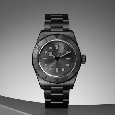 Eine Revolution bei Komfort und Material: Die neue Black Bay Ceramic mit einem neuen Armband aus Keramik, widerstandsfähig konzipiert und vornehm designt. Mit einem 41-mm-Gehäuse aus mattschwarzer Keramik, erleben Sie eine kühne Entwicklung beim Tragekomfort. @tudorwatch  #TudorWatch #BornToDare #BlackBay #TudorBoutiqueKöln