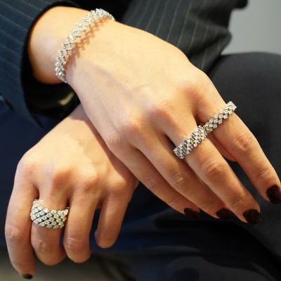 Entdecken Sie Schmuck, der sich Ihrem Leben anpasst.✨
Die einzigartigen Kreationen von @serafino_consoli_jewelry vereinen italienische Handwerkskunst mit innovativer Technik: Ringe und Armbänder, die ihre Form und Größe verändern und sich perfekt an Sie anschmiegen.💍
Eine Symbiose aus Eleganz, Präzision und unglaublicher Vielseitigkeit. 
Schmuck, der nicht nur begeistert, sondern sich auch mit Ihnen bewegt.💫
#SerafinoConsoli #ItalianJewels#JuwelierGadebusch #Köln