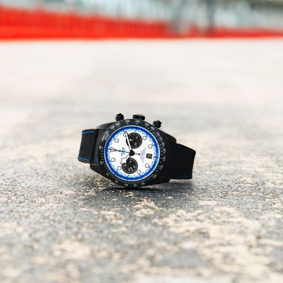 Der neue Black Bay Chrono „Carbon 25“ mit einem vollständig – einschließlich der Verbindungselemente – aus Carbonfaser gefertigten Gehäuse und Drückern in Titan steht für TUDORs unermüdliches Streben nach mechanischer Leistung auf der Rennstrecke. #TudorWatch #BornToDare #JuwelierGadebusch #köln