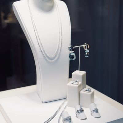 Unsere hauseigene Gadebusch Juwelen Kollektion steht für zeitlose Eleganz, höchste Handwerkskunst und Schmuckstücke mit Bedeutung.✨ Jedes Design wird mit viel Liebe zum Detail gefertigt und erzählt seine ganz eigene Geschichte. Ob als funkelnder Solitär, der für Liebe steht oder als Memoire-Ring, der die schönsten Erinnerungen des Lebens in strahlenden Diamanten festhält, jedes Schmuckstück trägt eine ganz persönliche Geschichte in sich.
Besuchen Sie uns und entdecken Sie die Vielfalt unserer exklusiven Kreationen, vielleicht wartet Ihr ganz persönliches Lieblingsstück bereits auf Sie.💎
#GadebuschJuwelen #Traditionellanders #JuwelierGadebusch #Köln