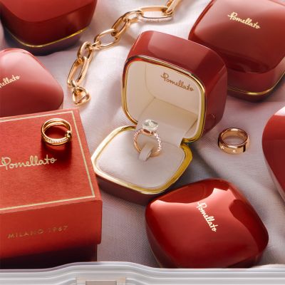 ✨ Die schönste Zeit, um glanzvolle Momente zu verschenken? Die Weihnachtszeit. ✨
Die Schmuckstücke von @pomellato  machen jedes Geschenk besonders – von der symbolstarken Pomellato Together Kollektion, über die farbenfrohen Nudo Designs, bis hin zur eleganten Iconica Linie.
Für alle, die dieses Jahr pure Strahlkraft verschenken oder sich selbst beschenken möchten. 🎁💫
#Pomellato #PomellatoTogether #Nudo #Iconica #JuwelierGadebusch #köln