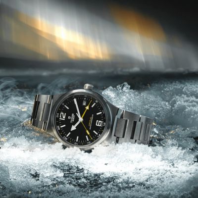 Die @tudorwatch  Northflag präsentiert sich mit einem 40-mm-Gehäuse, satiniert, poliert, mit nahtlos integriertem Armband, jetzt mit GMT-Funktion und METAS-Zertifizierung „Master Chronometer“. #TudorWatch #BornToDare #TUDORNorthflag #JuwelierGadebusch #Köln