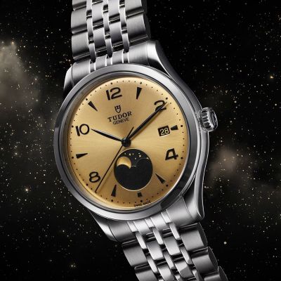 Die neueste @tudorwatch  1926 Luna verfügt über eine auffällige Mondphasen­anzeige auf der 6-Uhr-Position, erhältlich in drei Zifferblatt­varianten: blau, champagner­farben und schwarz. #TudorWatch #BornToDare #JuwelierGadebuschKöln