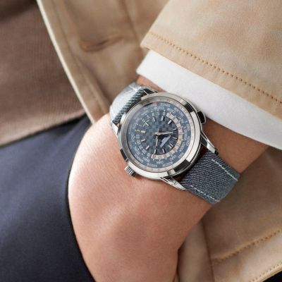 Mit der Ref.:5330G-001 mit Datum präsentiert @patekphilippe  eine echte Weltneuheit: Erstmals ist das Datum direkt mit der lokalen Zeit – also der Stadt bei 12 Uhr – synchronisiert. 🌍
Das opalin-blaugraue Zifferblatt im Carbon-Muster, kombiniert mit facettierten Weißgold-Indizes, einer blau-grauen Städtescheibe und einem edlen blaugrauen Kalbslederband im Denim-Look, unterstreicht den modernen, kosmopolitischen Charakter dieser Uhr. 🩵
Angetrieben vom ultraflachen Kaliber 240 HU C mit Mikrorotor – für alle, die Design, Technik und Weltblick am Handgelenk vereinen wollen.
#PatekPhilippe #PatekTime #Complications #JuwelierGadebusch #köln