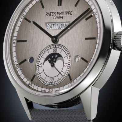 Zeitlose Uhrmacherkunst in ihrer elegantesten Form. ✨
Die @patekphilippe  Grand Complication verbindet minimalistisches Design mit höchster technischer Raffinesse: ein patentierter Inline-Ewiger Kalender, der Wochentag, Datum und Monat harmonisch in einer einzigen Anzeige vereint.
Das vollständig polierte Platingehäuse, das silberfarbene Zifferblatt mit satinierter Struktur und die feinen Mondphasen machen diesen Zeitmesser zu einem Meisterwerk moderner Haute Horlogerie. 🌙⌚
Angetrieben vom ultraflachen Automatikwerk 31-260 PS QL mit Platin-Mikrorotor – eine perfekte Symbiose aus Innovation, Präzision und Ästhetik.
#PatekPhilippe #PatekTime #GrandComplications #JuwelierGadebusch #köln