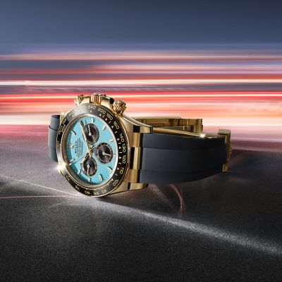 Der neue @rolex  Cosmograph Daytona in 18 Karat Gelbgold präsentiert sich mit einem leuchtenden, türkisblau lackierten Zifferblatt und strahlend schwarzen Totalisatoren. Die Uhr besitzt eine schwarze Cerachrom-Lünette mit einer Tachymeterskala und verfügt über ein nach wie vor mit einer Oysterlock-Sicherheitsfaltschließe ausgestattetes Oysterflex-Band. 
#Rolex #CosmographDaytona #WatchesAndWonders2025 #JuwelierGadebusch #Köln