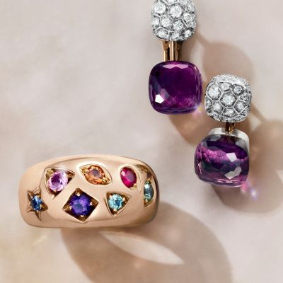 Der Iconica Cocktailring von @pomellato  vereint Amethyst, Rubin, Saphire und Zirkon in warmem Roségold. Die charakteristische Flush-Mount-Technik verleiht den farbintensiven Edelsteinen eine faszinierende Tiefe.

Perfekt dazu: die Nudo Toi et Moi Ohrringe – strahlende Amethyste treffen auf funkelnde weiße Diamanten. Ein harmonisches Spiel aus Farbe und Licht.💜#Pomellato #Iconica #Nudo #JuwelierGadebusch #Köln