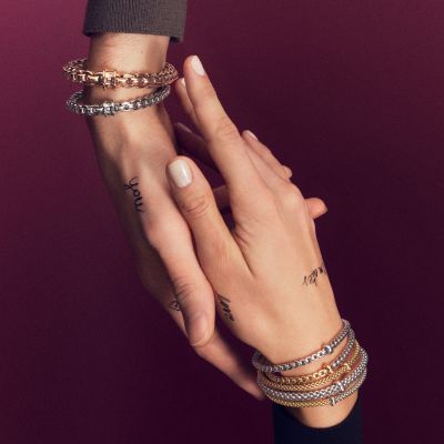 Für sie: filigrane Flex’it Armbänder aus 18 Karat Gold – verspielt kombiniert, zweifarbig geflochten, mit weißen oder schwarzen Brillanten. Leicht, lebendig, voller Nuancen.
Für ihn: klare Linien, ein starkes Statement in Rosé- oder Weißgold. Cleaner, reduzierter, bewusst kraftvoll.
Kurz vor dem Valentinstag erinnern die Armbänder von @fope1929  daran, dass echte Verbindung nicht laut sein muss. Sie zeigt sich im Detail. ❤️
#FOPE #flexibleluxury #JuwelierGadebusch #köln