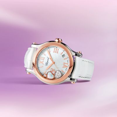 ✨ Zeit für ein Statement voller Eleganz und Leichtigkeit ✨
Die Happy Hearts von @chopard  vereint feminine Stärke mit verspielter Raffinesse. Frei tanzende Diamanten wirbeln zwischen zwei Saphirgläsern und machen jeden Augenblick zu etwas Besonderem 💎
Das schimmernde Perlmutt-Zifferblatt, ethisches Roségold und das weiße Alligatorlederarmband verleihen der Uhr einen luxuriösen, modernen Look – perfekt für Frauen, die Stil mit Persönlichkeit tragen.
#Chopard #HappyHearts #JuwelierGadebusch #köln