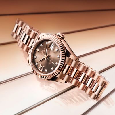 Der Inbegriff ewiger Schönheit und Stärke. Die @rolex  Lady‑Datejust in 18 Karat Everose-Gold verfügt über ein schokoladen­farbenes, mit Diamanten besetztes Zifferblatt. Die @Rolex Crownclasp-Schließe liegt vollkommen verdeckt unter einem kleinen Hebel in Form einer Krone und harmoniert so perfekt mit dem President-Band. #Rolex #LadyDatejust #OfficialRolexRetailer #JuwelierGadebusch #Köln