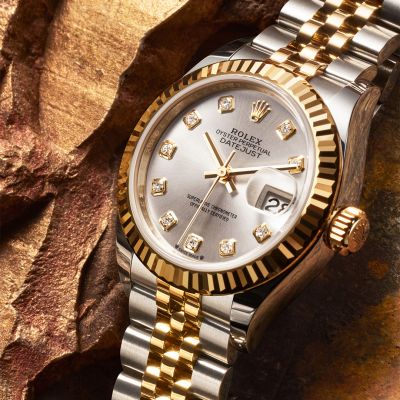 Für eine elegante Uhr, die robuster ist, als es scheint. Die @rolex  Lady-Datejust ist garantiert bis zu einer Tiefe von 100 Metern wasserdicht. Wie jedes Modell der Oyster Perpetual Kollektion wird sie einer Reihe rigoroser Tests unterzogen, die ihre Präzision, Zuverlässigkeit und Robustheit sicherstellen.#Rolex #LadyDatejust #OfficialRolexRetailer #JuwelierGadebusch #Rolex