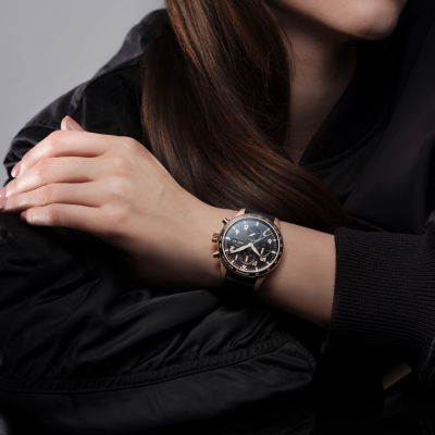 Sportliche Performance trifft auf zeitlose Eleganz. ✨
Die IWC Schaffhausen Pilot’s Watch Performance Chronograph 41 (Ref. IW388309) kombiniert ein 18-Karat-Rotgoldgehäuse mit einem tiefschwarzen Lack-Zifferblatt. Vergoldete Zeiger, eine markante Tachymeterskala und ein präziser Automatik-Chronograph vereinen sportliche Funktion mit exklusivem Design.
Mit ihrem 41-mm-Gehäuse überzeugt sie Damen und Herren gleichermaßen – ein Zeitmesser für alle, die sportliche Performance und zeitlose Eleganz schätzen.
@iwcwatches  @iwcwatches_ger 
#IWCwatches #IWCpilot #JuwelierGadebusch #köln