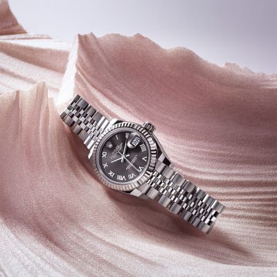 Raffinierte Eleganz. Leistungen der Superlative. Die @rolex  Lady-Datejust in Edelstahl Oystersteel und Weißgold, Zifferblatt dark grey mit römischen Ziffern und Jubilee-Band.#Rolex #LadyDatejust #OfficialRolexRetailer #JuwelierGadebusch #Köln