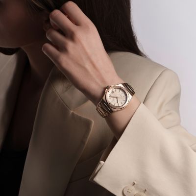 ✨ Design trifft Raffinesse. Stil in Perfektion. ✨
Die neue Ingenieur Automatic 35 von IWC Schaffhausen vereint ikonisches Gérald-Genta-Design mit einem femininen Format.
Mit 35 mm Durchmesser, 18 Karat Rotgold und einem fein gearbeiteten «Grid»-Zifferblatt setzt sie ein starkes Statement – dezent, aber wirkungsvoll.
💫 Luxuriöse Haptik. Zeitlose Eleganz.
@iwcwatches_ger  @iwcwatches 
#IWCwatches #IWCingenieur #JuwelierGadebusch #köln