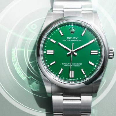 Die @rolex  Oyster Perpetual 36 mit einem grün lackierten Zifferblatt mit Chromalight-Indizes wird durch das Kaliber 3230 angetrieben, das Gang­genauigkeit, Zuverlässigkeit und eine Gangreserve von circa 70 Stunden gewährleistet. Schlicht auf den ersten Blick, wartet sie doch mit der neuesten Rolex Technologie und Innovation auf. #Rolex #OysterPerpetual #OfficialRolexRetailer #JuwelierGadebusch #köln