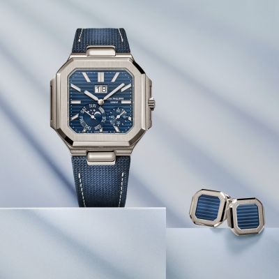 Bold trifft auf Eleganz. 💙✨
Mit der neuen Cubitus setzt @patekphilippe  ein kraftvolles Statement. Dieses außergewöhnliche Modell vereint markantes Design mit hochkomplizierter Mechanik. Im Inneren arbeitet das neue ultraflache Automatik-Kaliber 240 PS CI J LU mit 22K-Gold-Minirotor. Die Anzeigen springen exakt und augenblicklich – ein faszinierendes Schauspiel feinster Uhrmacherkunst.
Das 45 mm große Platingehäuse mit kontrastierend polierten und vertikal satinierten Flächen verleiht der Uhr architektonische Präsenz. Ein Baguette-Diamant bei 6 Uhr setzt ein dezentes, luxuriöses Highlight. Das sunburst-blaue Zifferblatt mit horizontaler Prägung und applizierten Weißgold-Indizes verstärkt den modernen Charakter.
Abgerundet wird der Look durch ein navyblaues Armband mit Textilstruktur und kontrastierender Naht.
#PatekPhilippe #PatekTime #Cubitus #JuwelierGadebusch #köln