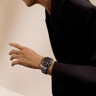 Rückkehr zu klassischen Maßen: mit einer Ikone in Edelstahl von 39 mm, komplett mit einer charakteristischen Lünette mit rotem Dreieck. Perfekt proportioniert für jedes Abenteuer, geschaffen von @tudorwatch  für ein Leben voller Geschichten. #TudorWatch #BornToDare #BlackBay58 #JuwelierGadebusch #köln