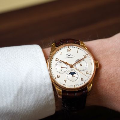 Ein Meisterwerk für Generationen. Die Portugieser Perpetual Calendar 42 (Ref.: IW344202) verbindet ikonisches Design mit einem Manufakturwerk aus der Kaliberfamilie 82 und bringt die faszinierende Komplikation des ewigen Kalenders an das Handgelenk. 
@iwcwatches @iwcwatches_ger 
#IWCwatches #IWCPortugieser #JuwelierGadebusch #Köln