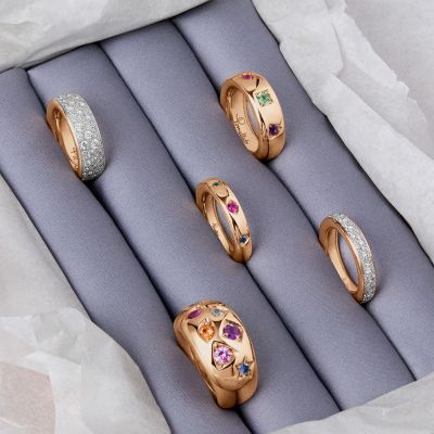 ✨ ICONICA – Farbe, Charakter und Mailänder Goldschmiedekunst.
Die Iconica Kollektion von @pomellato  zelebriert selbstbewusste Eleganz mit skulpturalen Formen, sinnlichen Linien und einer außergewöhnlichen Faszination für Farbe. 💎
Leuchtende Saphire, Rubine, Amethyste, Tsavorite, Smaragde und Zirkone treffen auf warmes Roségold und spiegeln die unverwechselbare Handschrift der Maison wider. Getragen einzeln oder mutig miteinander kombiniert, entfaltet Iconica ihre ganze Präsenz.
Ein besonderes Highlight ist die Flush-Mount-Technik: Edelsteine werden in vertieften Fassungen eingesetzt und erzeugen eine faszinierende optische Illusion. So verschmelzen Farbe, Form und meisterhafte Handwerkskunst.
Iconica ist mehr als Schmuck. Es ist eine Haltung.
Mailänder Design. Italienische Handwerkskunst. Selbstbewusster Ausdruck. ❤️✨
#Pomellato #IconicaCollection #JuwelierGadebusch #köln