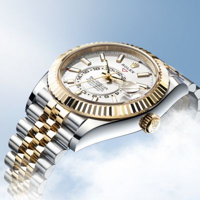 Das Zusammenspiel von Komplexität und Einfachheit. Zwei Zeitzonen, Datum und Monat auf einen Blick. Die @rolex  Sky‑Dweller.#Rolex #SkyDweller #OfficialRolexRetailer #JuwelierGadebusch #köln