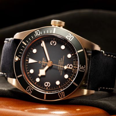 Erleben Sie die Black Bay Bronze mit ihrem 43-mm-Gehäuse aus Bronze, das mit der Zeit eine einzigartige Patina entwickelt. 
@tudorwatch
#TudorWatch #BornToDare #BlackBayBronze #TudorBoutiqueKöln