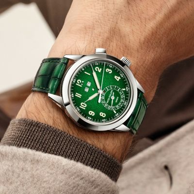 Klang trifft auf Komplikation. 💚🔔
Mit der neuen Referenz 5322G präsentiert @patekphilippe  eine außergewöhnliche Calatrava, die traditionelle Uhrmacherkunst mit innovativer Funktion vereint. Die integrierte 24-Stunden-Alarmfunktion lässt sich intuitiv einstellen und erklingt stilvoll über einen klassischen Gong .
Das weißgoldene Gehäuse mit feinem Clous-de-Paris-Dekor umrahmt ein raffiniert strukturiertes, grün lackiertes Zifferblatt mit sanftem Schwarzverlauf. Leuchtbeschichtete Zeiger und applizierte Ziffern sorgen für perfekte Ablesbarkeit.
Ein Zeitmesser, der nicht nur misst, sondern auch hörbar macht, was höchste Uhrmacherkunst bedeutet.
#PatekTime #PatekPhilippe #Calatrava #JuwelierGadebusch #köln