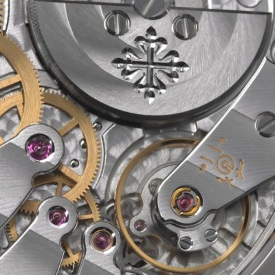 Wenn Uhrmacherkunst zur Perfektion wird.
Diese außergewöhnliche @patekphilippe  vereint technische Meisterleistung mit zeitloser Eleganz. Das Herzstück bildet ein patentierter ewiger Kalender mit vollständig linear angezeigtem Wochentag, Datum und Monat.
Das edle Platingehäuse mit Brillantbesatz bei 6 Uhr umrahmt ein silberfarbenes Zifferblatt mit vertikalem Satin-Finish und schwarzem Farbverlauf am Rand. Ergänzt wird das harmonische Gesamtbild durch Mondphasenanzeige, kleine Sekunde sowie Schaltjahr- und Tag/Nacht-Indikatoren.
#PatekPhilippe #PatekTime #GrandComplication #JuwelierGadebusch #köln