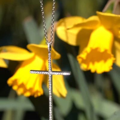 Dieses Kreuz aus unserer Gadebusch Juwelen Kollektion, gefertigt in edlem Weißgold und besetzt mit strahlenden Brillanten, fängt im Sonnenlicht einen ganz besonderen Moment ein. Umgeben von zarten Osterblumen entsteht ein Spiel aus Glanz und Bedeutung.
Ein Symbol, das berührt - heute und an jedem Tag. 🤍
#GadebuschJuwelen #JuwelierGadebusch #Köln