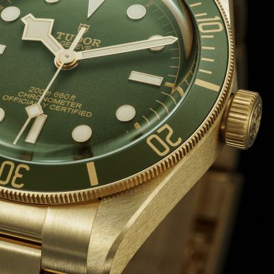 Gefertigt aus 18 Karat Gelbgold mit einem 39-mm-Gehäuse, verfügt die Black Bay 58 18K von @tudorwatch  über ein COSC-zertifiziertes Uhrwerk und einen transparenten Gehäuseboden.#TudorWatch #BornToDare #JuwelierGadebusch #Köln